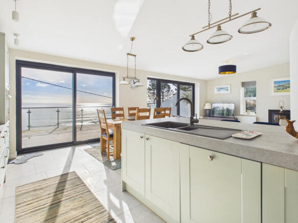 CAM05627G0-PR0036-STILL037