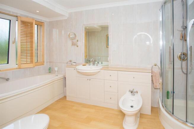 10 En Suite.jpg