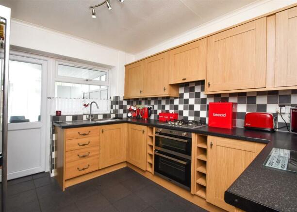 10 Wombourne Road - Kitchen (2).jpg