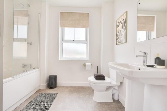 4 bed Semi-Detached to rent Image 4