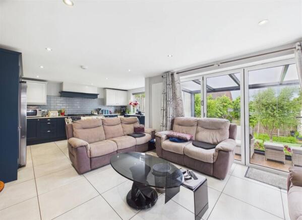 3 bed Detached Bungalow to rent Image 5