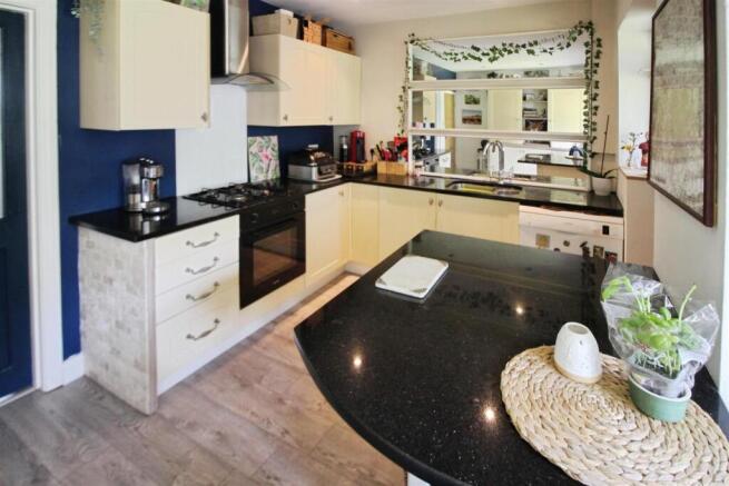 3 bed Semi-Detached for sale Image 6