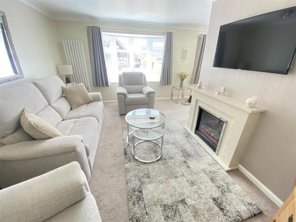 Spacious L-Shaped Lounge/Dining Area