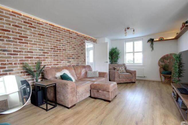 5 bed Detached for sale Image 9