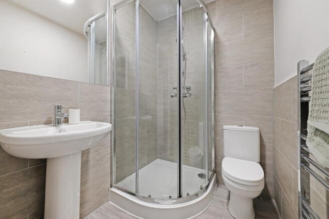 3 bed Apartment to rent Image 8
