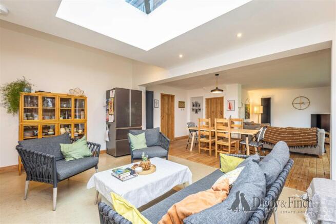 Kitchen & Dining Area