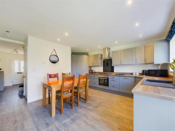 KITCHEN/DINING ROOM
