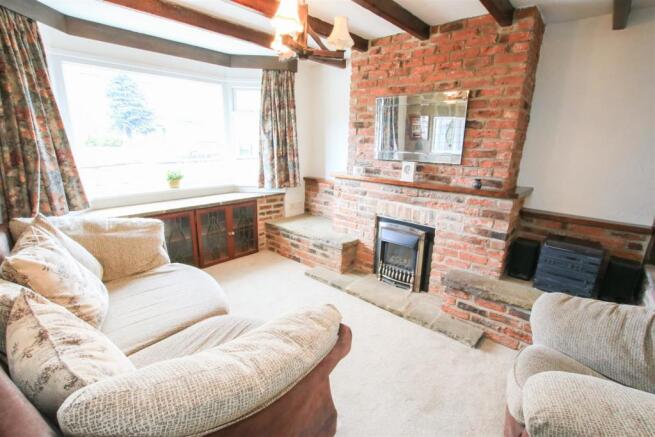 OPEN PLAN LIVING/ DINING ROOM