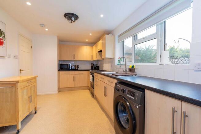 Highfield Lane, Maidenhead, SL6 photo 3