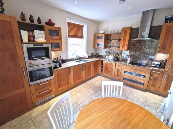 KITCHEN/BREAKFAST ROOM