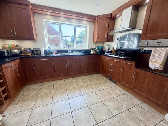 4 bed Detached for sale Image 5