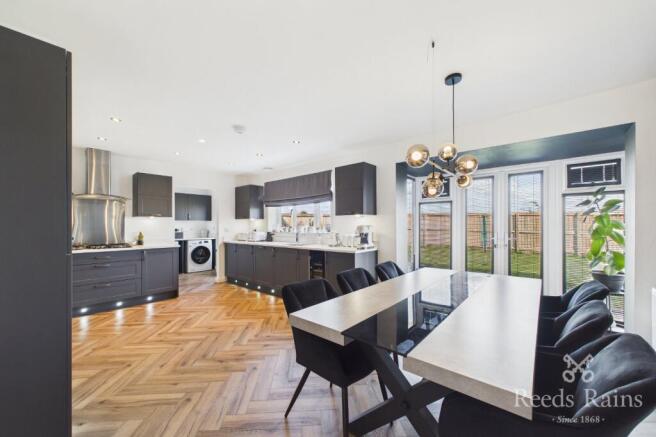6 bed Detached for sale Image 6