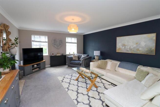 Lounge/Dining Room (1st Floor)