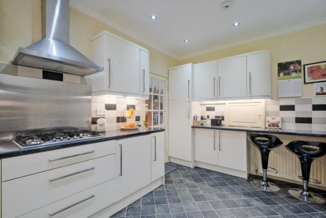 70 Belstane Rd, Carluke ML8 4BG-39.jpg