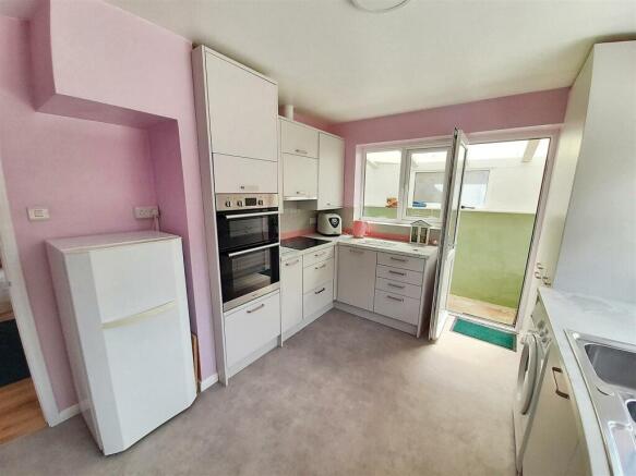 Kitchen 1 new.jpg