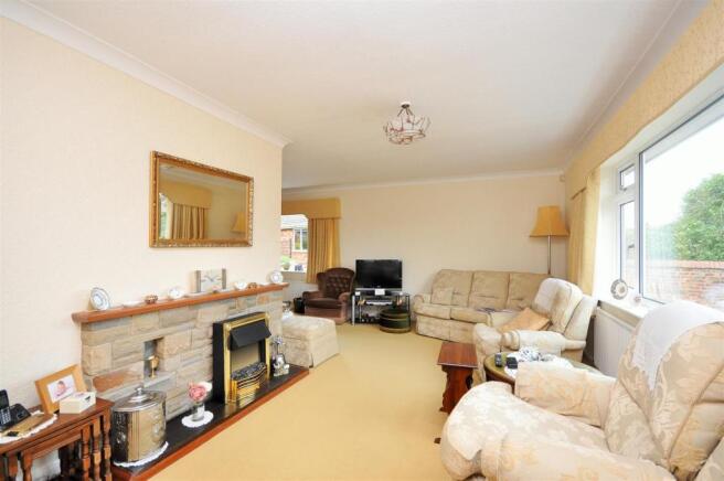 LIVING / DINING ROOM