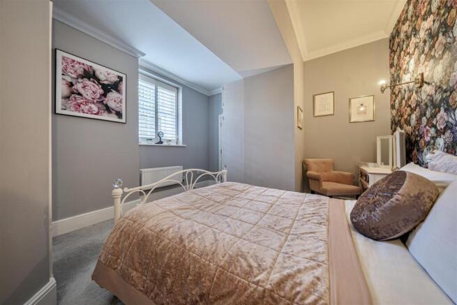 Front Bedroom..jpg