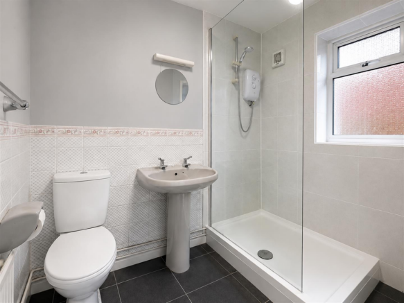 BATHROOM NO SHOWER CUTAIN.png