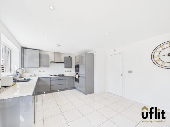 4 bed Detached for sale Image 6