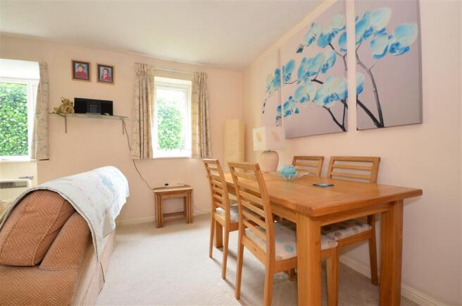 Lounge/Dining Area