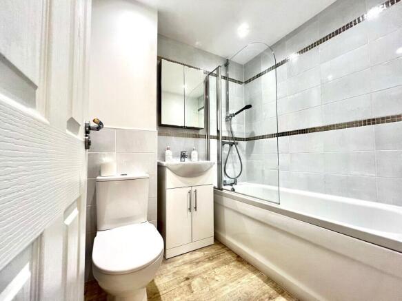 3 bed Semi-Detached to rent Image 5