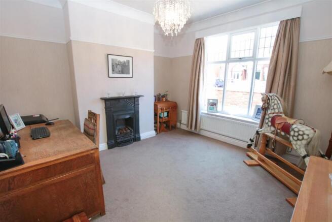 SEPARATE SITTING/ FAMILY ROOM