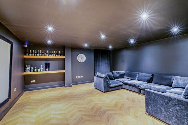 5 bed Detached for sale Image 12