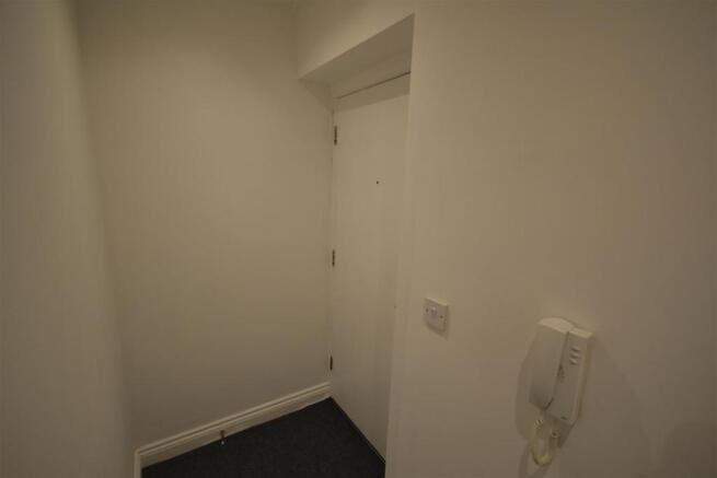 L-shaped entrance hall