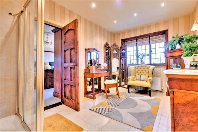 EN-SUITE TO MASTER BEDROOM