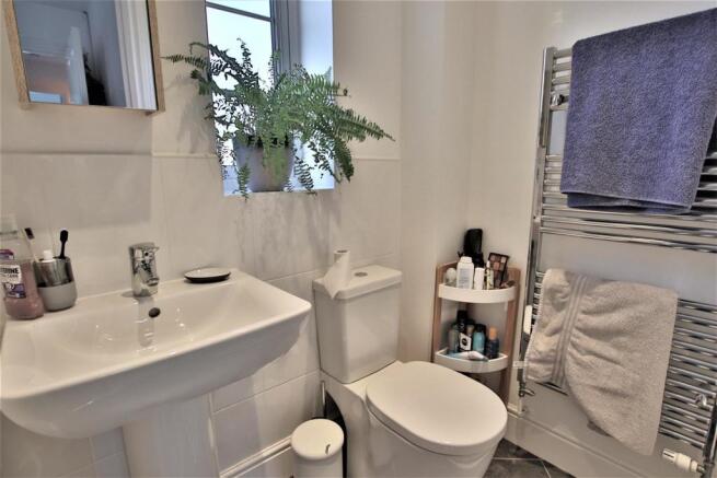 Langley Grove, Twyning - Ensuite