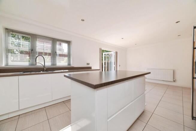4 bed Detached for sale Image 4