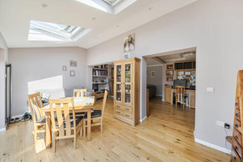 Howard Close, Watford, WD24
