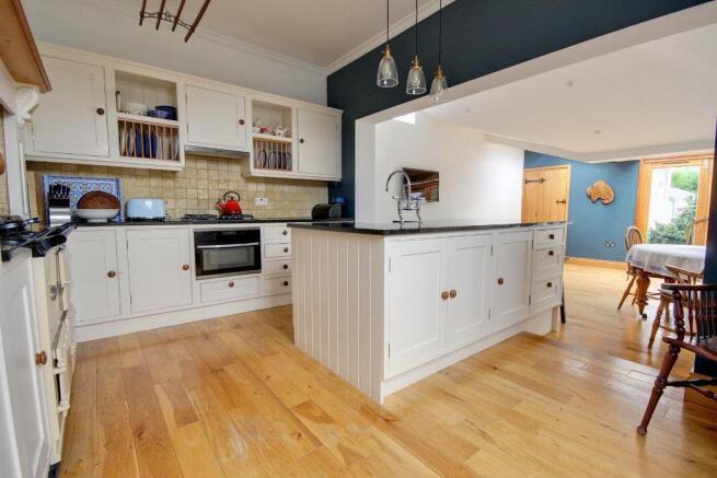 5 bed House for sale Image 5