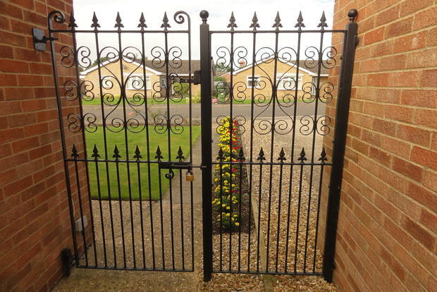 SIDE GATE