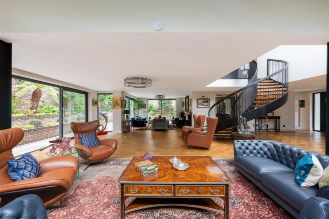 5 Hillside Close Hi-10.jpg