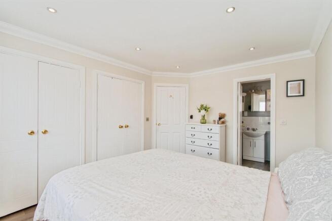 4 bed Detached for sale Image 5