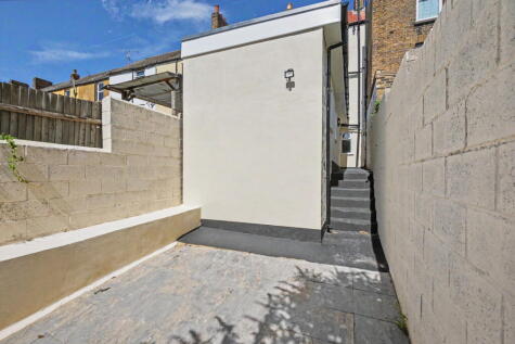 Flat 1, Luton Road, Chatham, Kent, ME4 5AA