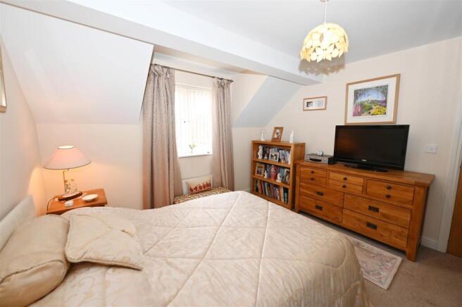 4 bed Detached for sale Image 8