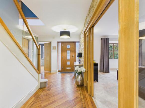 5 bed Detached for sale Image 5