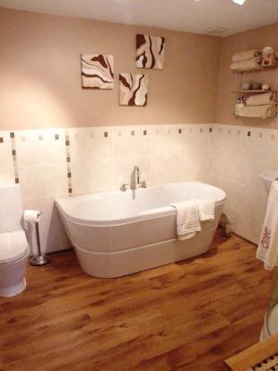 Lux. Fam Bath/Shwr