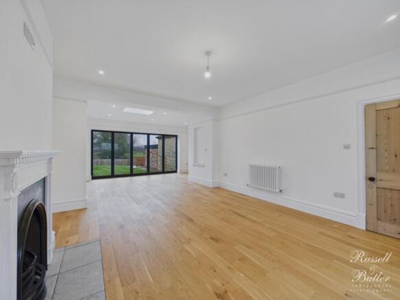 CAM01995G0-PR0392-STILL005