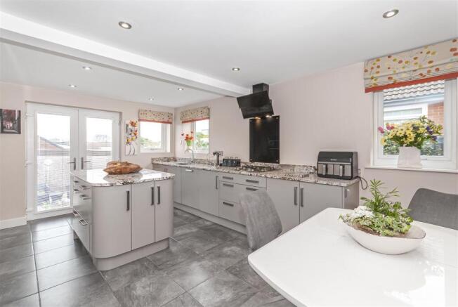 Kitchen / Dining Area