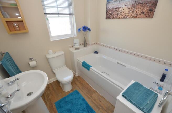 FAMILY BATHROOM/WC