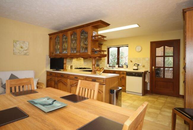 LIVING KITCHEN...