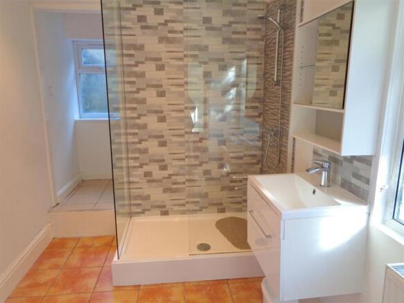2 bed Apartment to rent Image 12