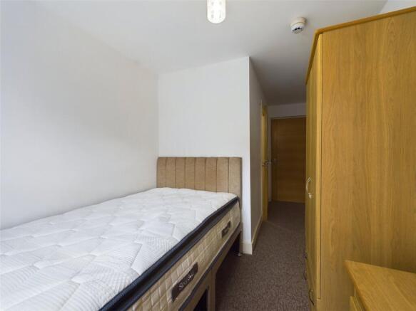 Bedroom-Room-To-Rent