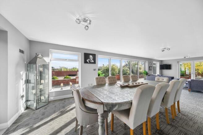 6 bed Detached for sale Image 8