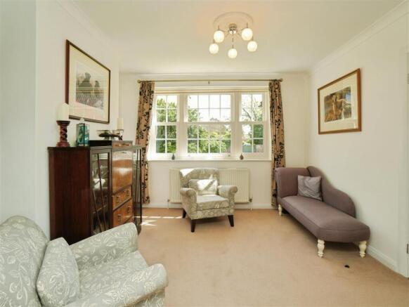5 bed Detached for sale Image 8