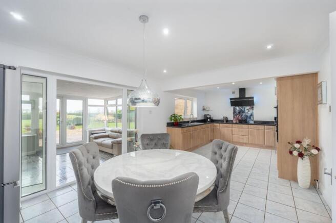 KITCHEN/DINING ROOM