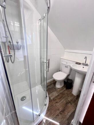 4 bed House to rent Image 5